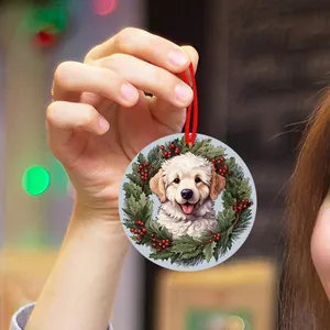 Detail eines runden Weihnachtsanhängers mit Golden Retriever Motiv und rotem Seidenband