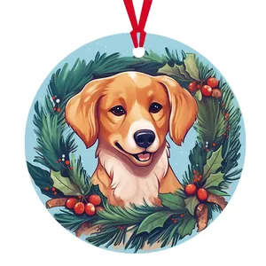 Detail eines runden Weihnachtsanhängers aus Acryl mit Golden Retriever im Kranz