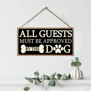 Rustikales Hundeschild aus Holz an einer weißen Wand mit Eukalyptus in einer Vase