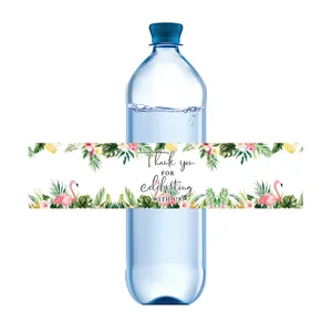 Etiqueta de botella de agua con flamenco rosa y hojas de palma para decoración