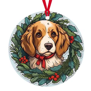 Detail eines runden Weihnachts-Acrylanhängers mit festlichem Hund und rotem Aufhängeband