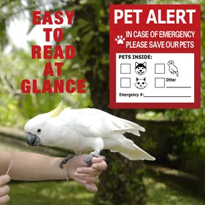 Détail de l'autocollant d'alerte pour animaux avec case oiseau et contact d'urgence