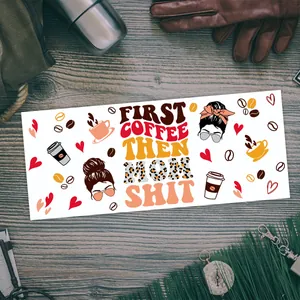 Pegatina UV DTF para vasos de 16oz con diseño de café y frase sobre fondo de madera