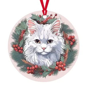 Detail eines runden Weihnachtsanhängers aus Acryl mit Katze und festlichem Stechpalmenkranz
