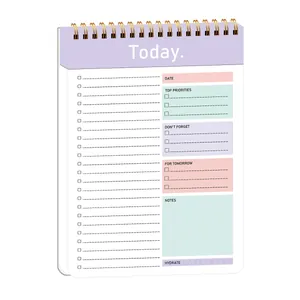 Primo piano dettagliato del layout dell'agenda con lista cose da fare e tracker acqua