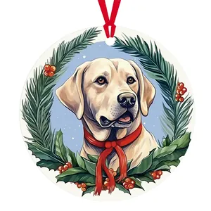 Details des runden Weihnachtsanhängers aus Acryl mit Labrador und festlichem Kranz