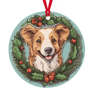 Detail eines runden Weihnachtsanhängers mit Hunde-Illustration und festlichem Kranz
