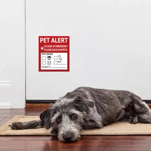 Autocollant d'alerte pour animaux sur porte blanche avec un chien couché à côté
