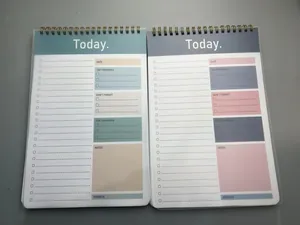 Planner giornaliero a spirale bicolore con sezione priorità e monitoraggio idratazione