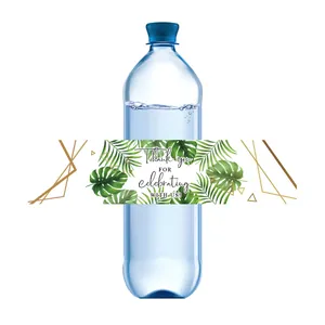 Detalle de etiquetas de botellas de agua con hojas tropicales y diseño geométrico