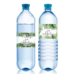 Detalle de etiquetas para botellas de agua con hojas tropicales para bodas y fiestas