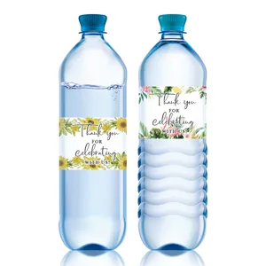 Detalle de etiquetas florales para botellas de agua de boda con diseños tropicales