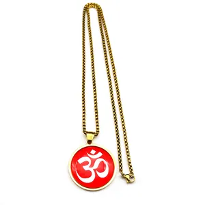 Détail du symbole Om sur pendentif en émail rouge avec chaîne box dorée et fermoir