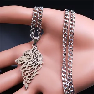 Détail du collier pendentif tête de loup avec gravures Viking ajourées en argenté