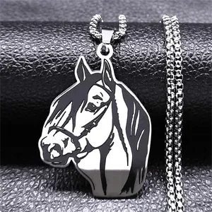 Détail du pendentif tête de cheval avec accents noirs et chaîne en acier inoxydable