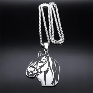 Détail du pendentif tête de cheval en émail noir sur une chaîne à maillons argentés