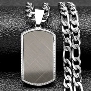 Détail macro du collier pendentif pour homme en acier titane avec chaîne cubaine robuste