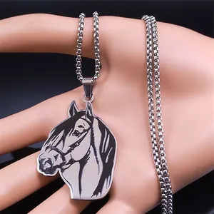 Détail du pendentif tête de cheval sur chaîne à billes en acier inoxydable antique