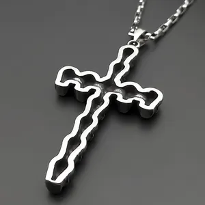 Pendentif croix gothique en acier inoxydable poli avec bords ondulés et ajourés