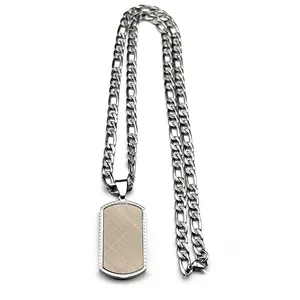 Détail du collier plaque en acier titane avec chaîne Figaro et texture en métal brossé