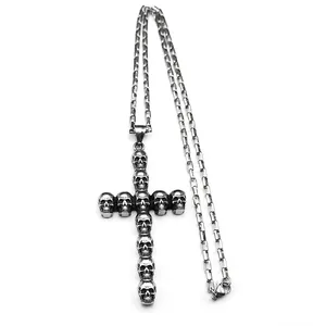 Vue macro du pendentif croix crâne gothique avec texture en acier inoxydable vintage