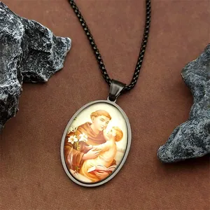 Macro detail van vintage Sint-Antonius religieuze hanger met een metalen ketting