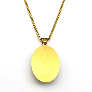 Gouden roestvrijstalen ovale medaillon ketting met geborstelde afwerking en venetiaanse ketting