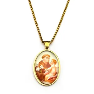 Gouden box ketting met ovale religieuze Saint Anthony hanger op een witte achtergrond