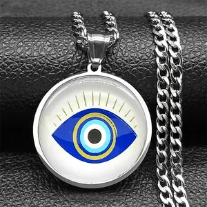 Macro-detail van de zilveren roestvrijstalen evil eye hanger op zwart getextureerd leer