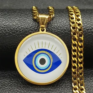 Macro-opname van gouden roestvrijstalen Cubaanse ketting en boze oog hanger op leer