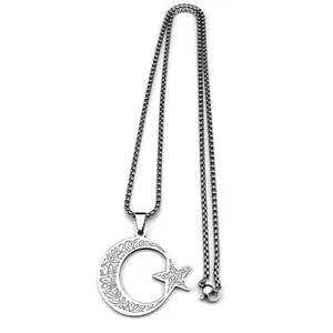 Détail d'un pendentif lune et étoile en acier inoxydable avec calligraphie arabe