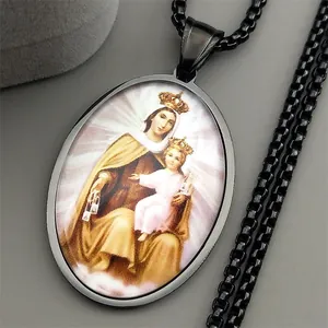 Detailopname van ovale Maria met Kind hanger met zwart geplateerde metalen ketting