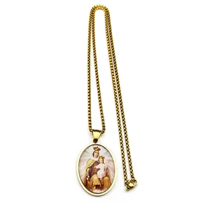 Detail van gouden ovale hanger met religieuze afbeelding van Maria en baby Jezus