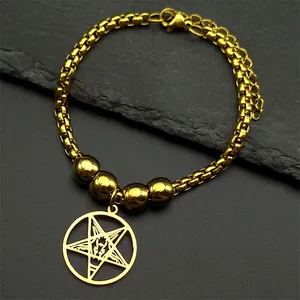Detail eines Goldbox-Kettenarmbands mit Baphomet-Pentagramm auf dunklem Steinuntergrund