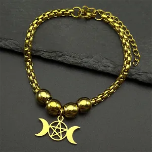 Makroansicht des goldenen Edelstahl-Armbands mit Dreifachmond-Göttin und Pentagramm