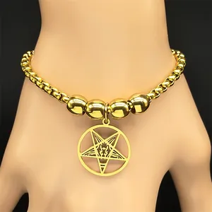 Baphomet Pentagramm Armband in Gold mit Box-Kette und Perlen an einem Handmodell