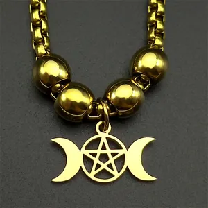Goldene Halskette mit Dreifaltige Göttin Mond-Pentagramm auf grauem Hintergrund
