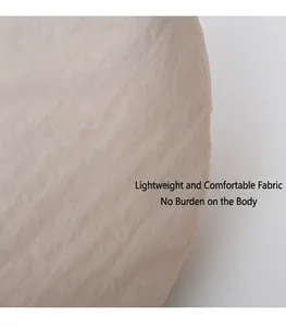 Gedetailleerde macro-opname van de beige geplooide stofstructuur van een casual hobo-tas