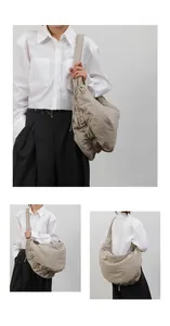 Detail van grote beige geplooide hobo tas met brede schouderband van nylon in casual stijl