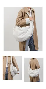 Detail van het plooiontwerp en de brede schouderband van de witte hobo crossbodytas