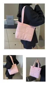 Vista dettagliata della borsa tote trapuntata rosa con trama cucita e manici morbidi
