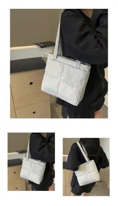 Dettaglio della borsa tote trapuntata grigio chiaro con cuciture quadrate e cerniera