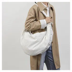Minimalistische witte geplooide halve maan tas met grote capaciteit aan model