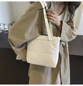 Dettaglio della borsa tote trapuntata bianca con cuciture quadrate e morbidi spallacci imbottiti