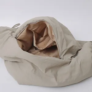 Minimalistische halve maan tas met ruime binnenkant en handig ritsvakje binnenin