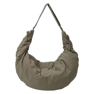 Minimalistische grote halvemaanvormige hobo tas in legergroen nylon met verstelbare riem