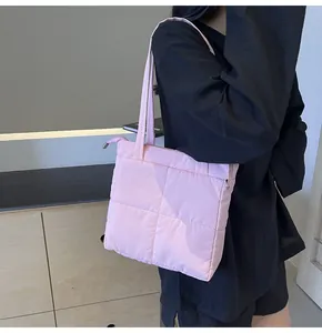 Borsa tote trapuntata rosa indossata da modella con design spazioso e dettagli cuciti