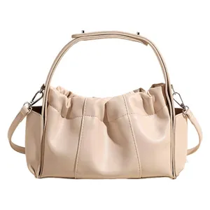 Minimalistische beige geplooide emmertas van premium PU-leer met matte afwerking