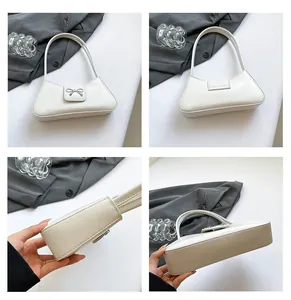 Viste dettagliate di una borsa a tracolla in ecopelle color crema con fibbia a fiocco argento