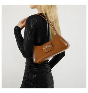 Borsa baguette marrone lucida con fibbia a fiocco in metallo argento e spalline sottili